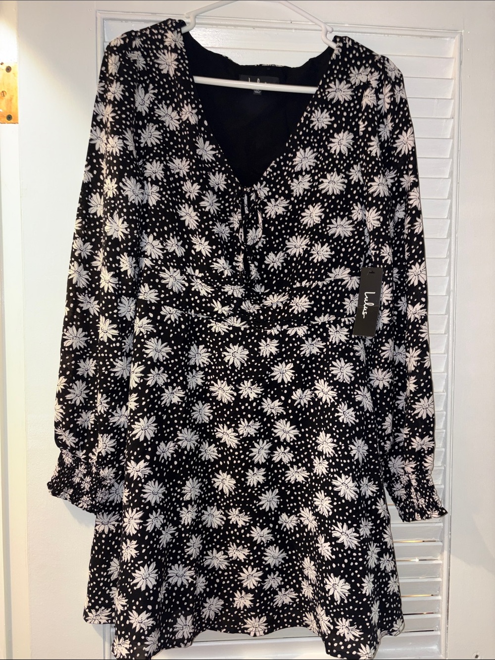 Trendy Brand New Lulus Black & White Daisy Print Long-Sleeve Mini Dress🔥